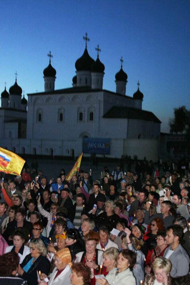 Russie: à Astrakhan, chaîne humaine contre la fraude électorale Russie: à Astrakhan, chaîne humaine contre la fraude électorale